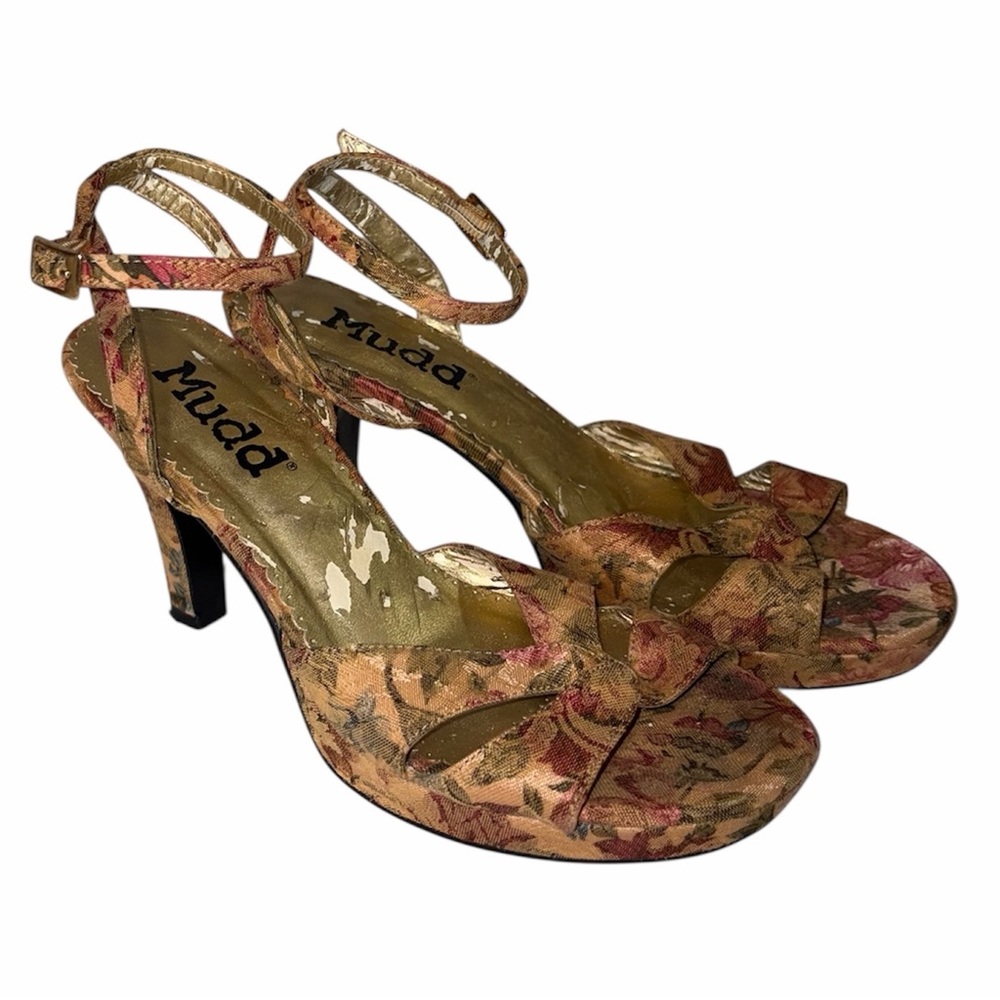 Mudd Women's Tan Floral Heels